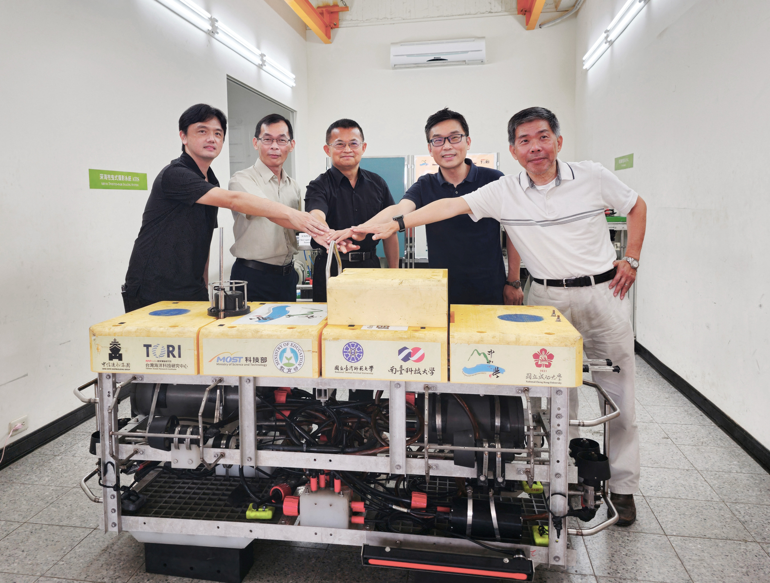 NSYSU team implemented the Key Technology Development for Autonomous Underwater Vehicle with Artificial Intelligence project, which is a key project of the National Science and Technology Council’s Semiconductor Moonshot Project. The AUV applied AI and Deep Learning technology along with information and communications techniques, semiconductors, and embedded systems, launching the first made-in-Taiwan marine-specific AUV. (From the left of the photo) Linus Yung-Sheng Chiu, the Associate Professor of the Institute of Undersea Technology (IUT) at NSYSU, Hsin-Hung Chen, Director and Professor of IUT, Chua-Chin Wang, Professor of the Department of Electrical Engineering and Vice President for Research and Development at NSYSU, Yu-Cheng Chou, the Associate Professor of IUT, and Chau-Chang Wang, the Professor of IUT.