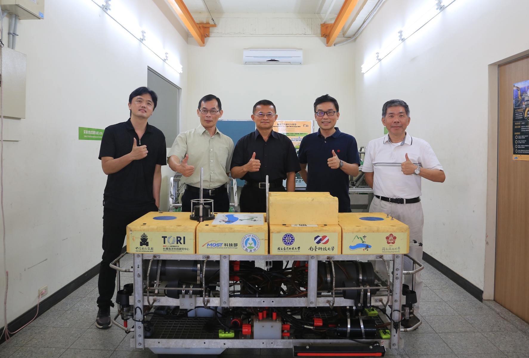 NSYSU team implemented the Key Technology Development for Autonomous Underwater Vehicle with Artificial Intelligence project, which is a key project of the National Science and Technology Council’s Semiconductor Moonshot Project. The AUV applied AI and Deep Learning technology along with information and communications techniques, semiconductors, and embedded systems, launching the first made-in-Taiwan marine-specific AUV. (From the left of the photo) Linus Yung-Sheng Chiu, the Associate Professor of the Institute of Undersea Technology (IUT) at NSYSU, Hsin-Hung Chen, Director and Professor of IUT, Chua-Chin Wang, Professor of the Department of Electrical Engineering and Vice President for Research and Development at NSYSU, Yu-Cheng Chou, the Associate Professor of IUT, and Chau-Chang Wang, the Professor of IUT.