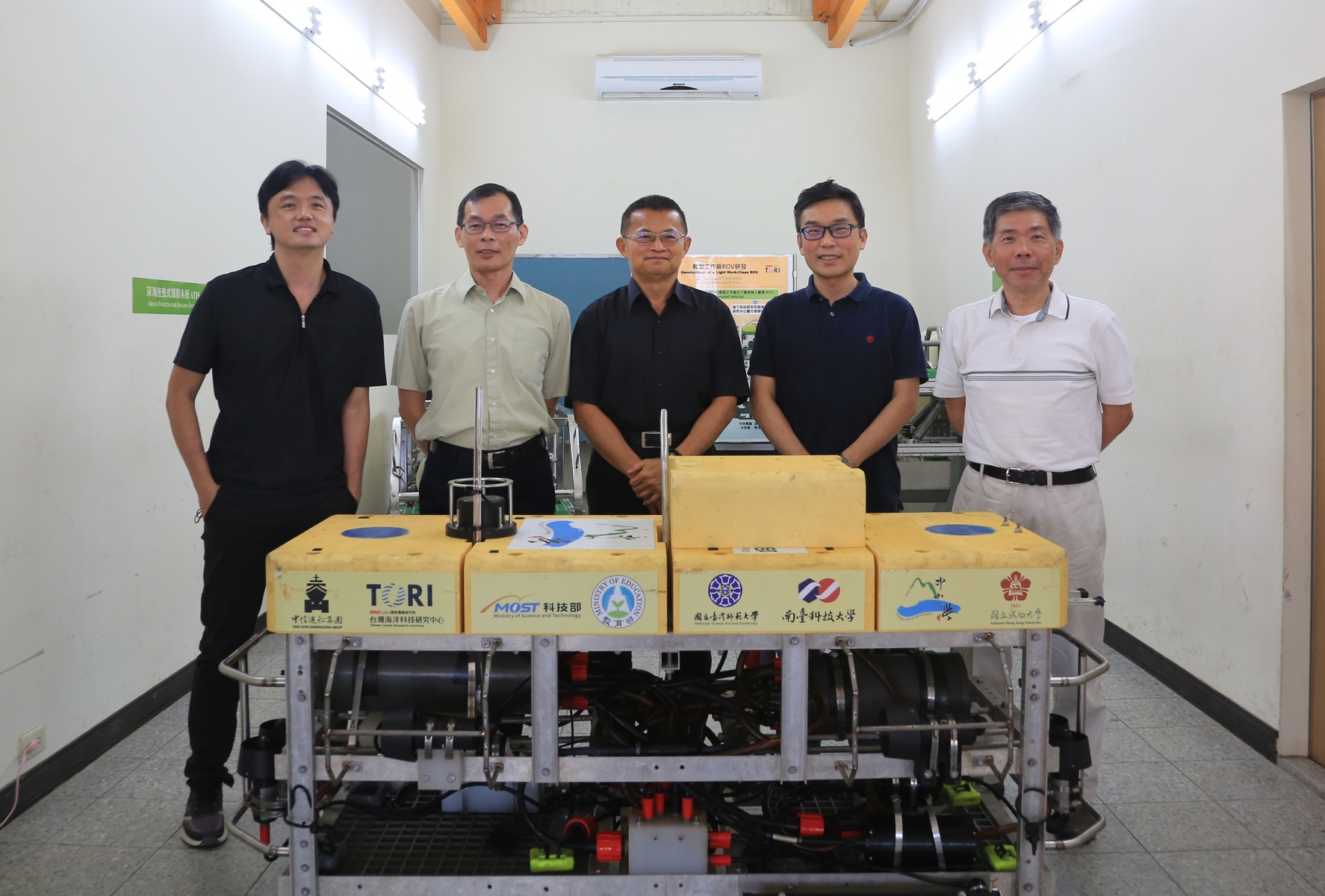 NSYSU team implemented the Key Technology Development for Autonomous Underwater Vehicle with Artificial Intelligence project, which is a key project of the National Science and Technology Council’s Semiconductor Moonshot Project. The AUV applied AI and Deep Learning technology along with information and communications techniques, semiconductors, and embedded systems, launching the first made-in-Taiwan marine-specific AUV. (From the left of the photo) Linus Yung-Sheng Chiu, the Associate Professor of the Institute of Undersea Technology (IUT) at NSYSU, Hsin-Hung Chen, Director and Professor of IUT, Chua-Chin Wang, Professor of the Department of Electrical Engineering and Vice President for Research and Development at NSYSU, Yu-Cheng Chou, the Associate Professor of IUT, and Chau-Chang Wang, the Professor of IUT.
