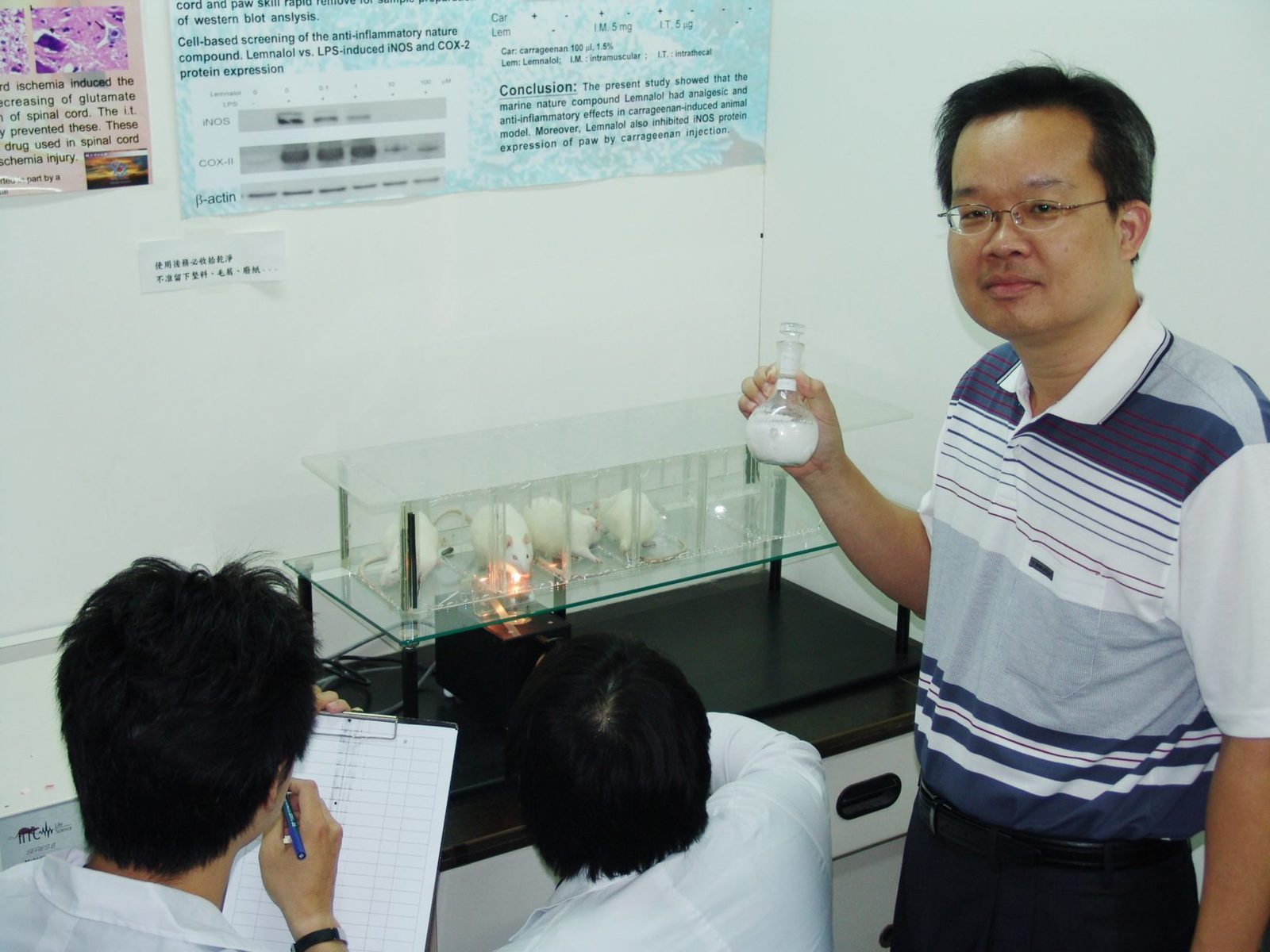 中山大學海資系溫志宏老師(右)從珊瑚中萃取出止痛化合物
