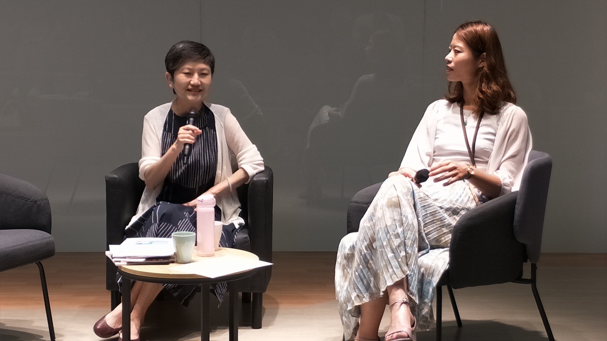 Director of the Kaohsiung Museum of Fine Arts Yulin Lee and Assistant Professor Koching Chao of Si Wan College discussing fine art museums and lifestyles in different cities of the worldImage