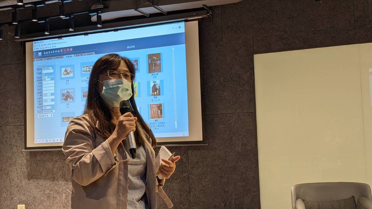 Director of the Collections Department of the Kaohsiung Museum of Fine Arts Hsiu-Wei Chen gave a lecture on the exhibits of the Museum.Image