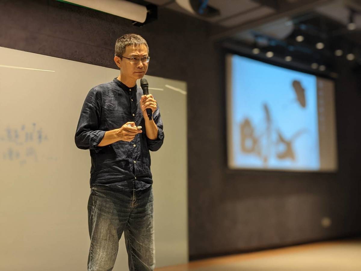 Director of the Education and Public Service Department of the Kaohsiung Museum of Fine Arts Yuan-Shun Chang teaches the students to learn and appreciate the aesthetics of art.Image