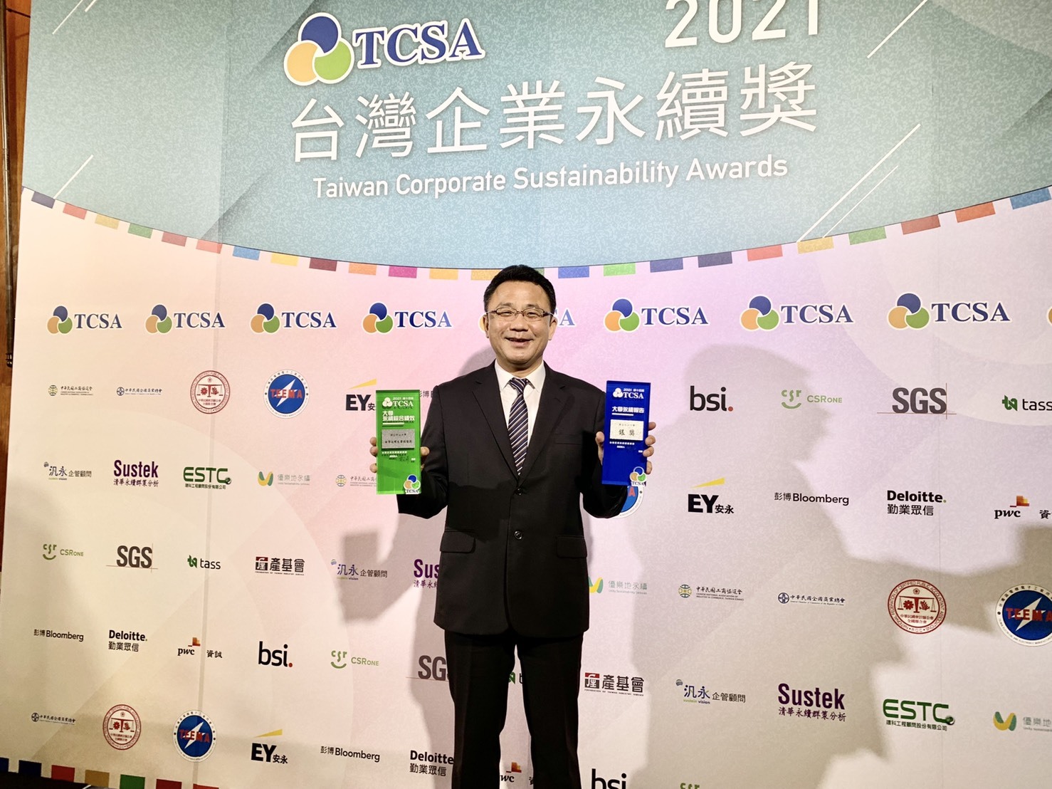 NSYSU was recognized again for its efforts in the promotion of campus sustainability with TCSA’s (Taiwan Corporate Sustainability Action Awards) University Outstanding Performance Award and a silver medal for its Sustainability Report. The awards were conferred in a ceremony to NSYSU’s Senior Vice President I-Yu Huang.