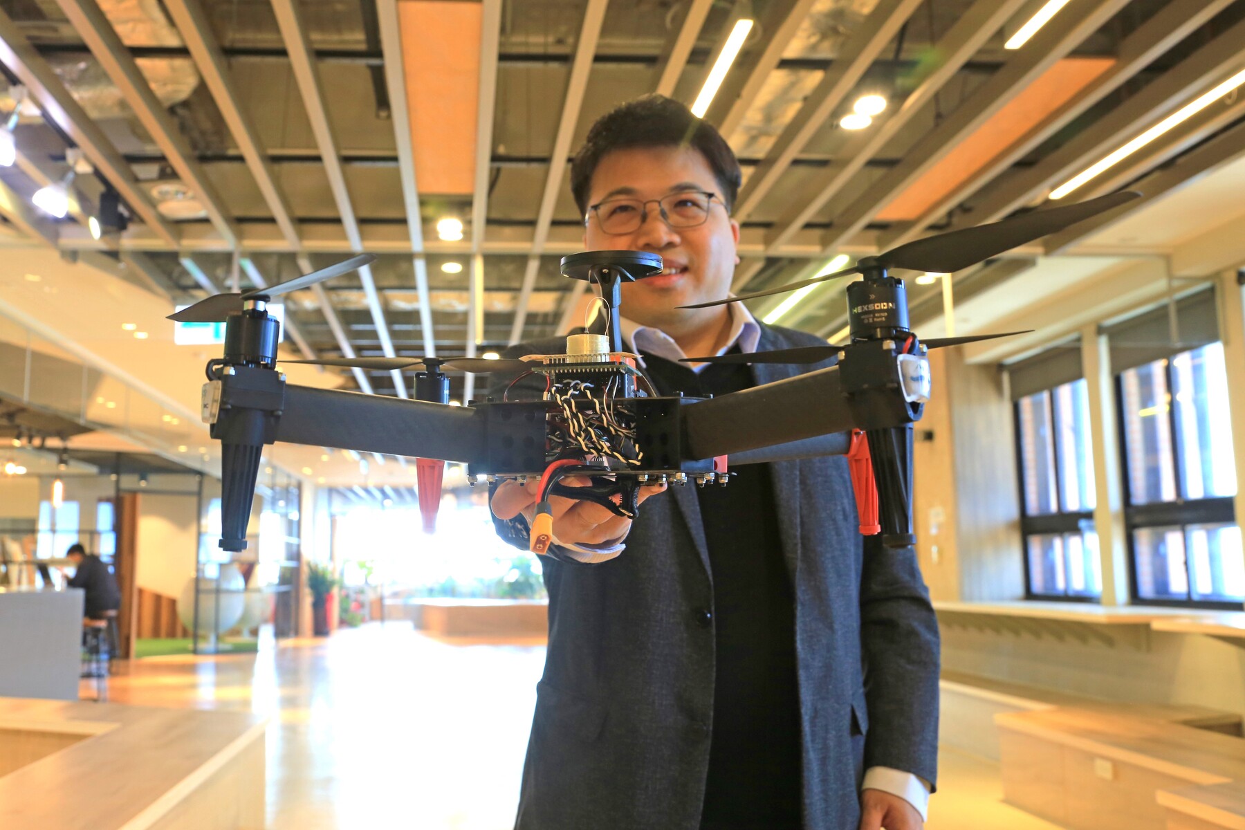 Professor Yung-Jr Hung of the Department of Photonics of NSYSU demonstrated the application of silicon photonics integrated circuits and fiber optic gyroscopes in drones.