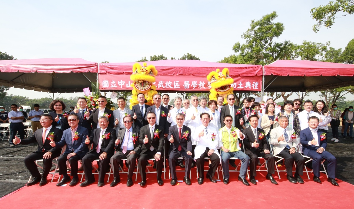 The groundbreaking ceremony of the Medical Education Building happened to coincide with the 40th anniversary of the University and the Doctor’s Day (November 12th). It was solemnly celebrated in the Renwu Campus with a few hundred guests and local residents.