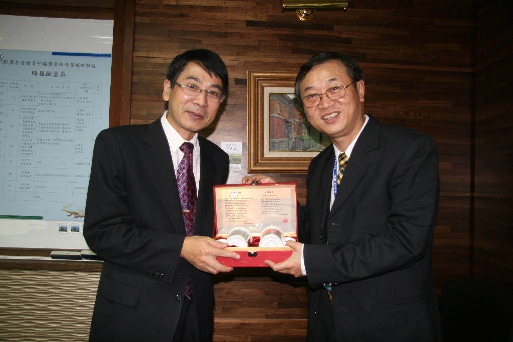 張玉山主秘(右)代表致贈紀念品予訪視委員圖片