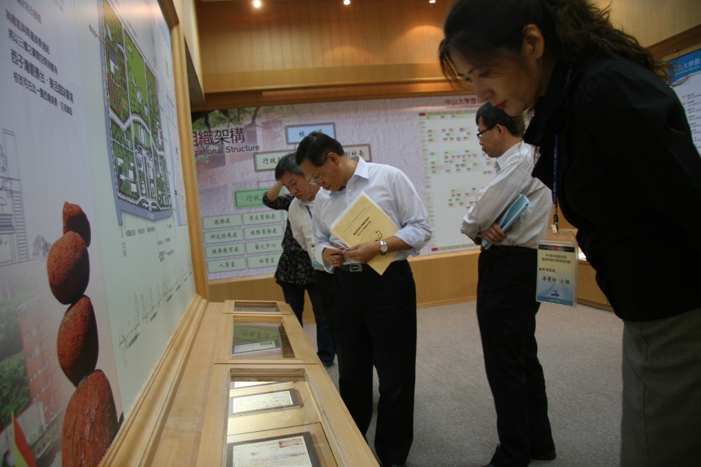 訪視委員參觀校史室圖片