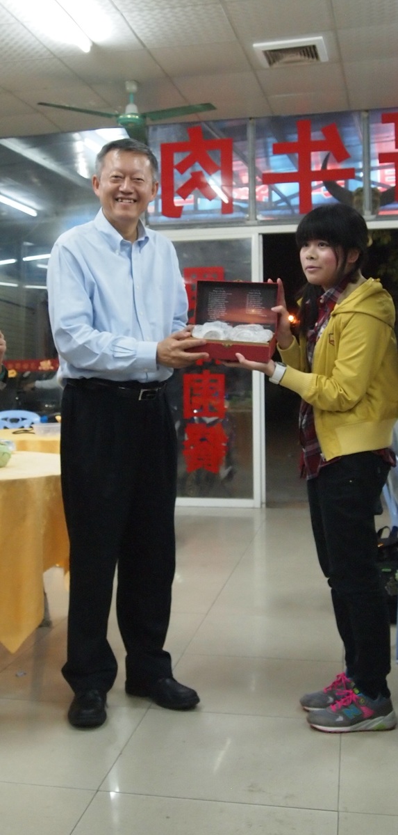 廣州中山大學陳春生副校長與合唱團鄭采和社長頒獎合影圖片