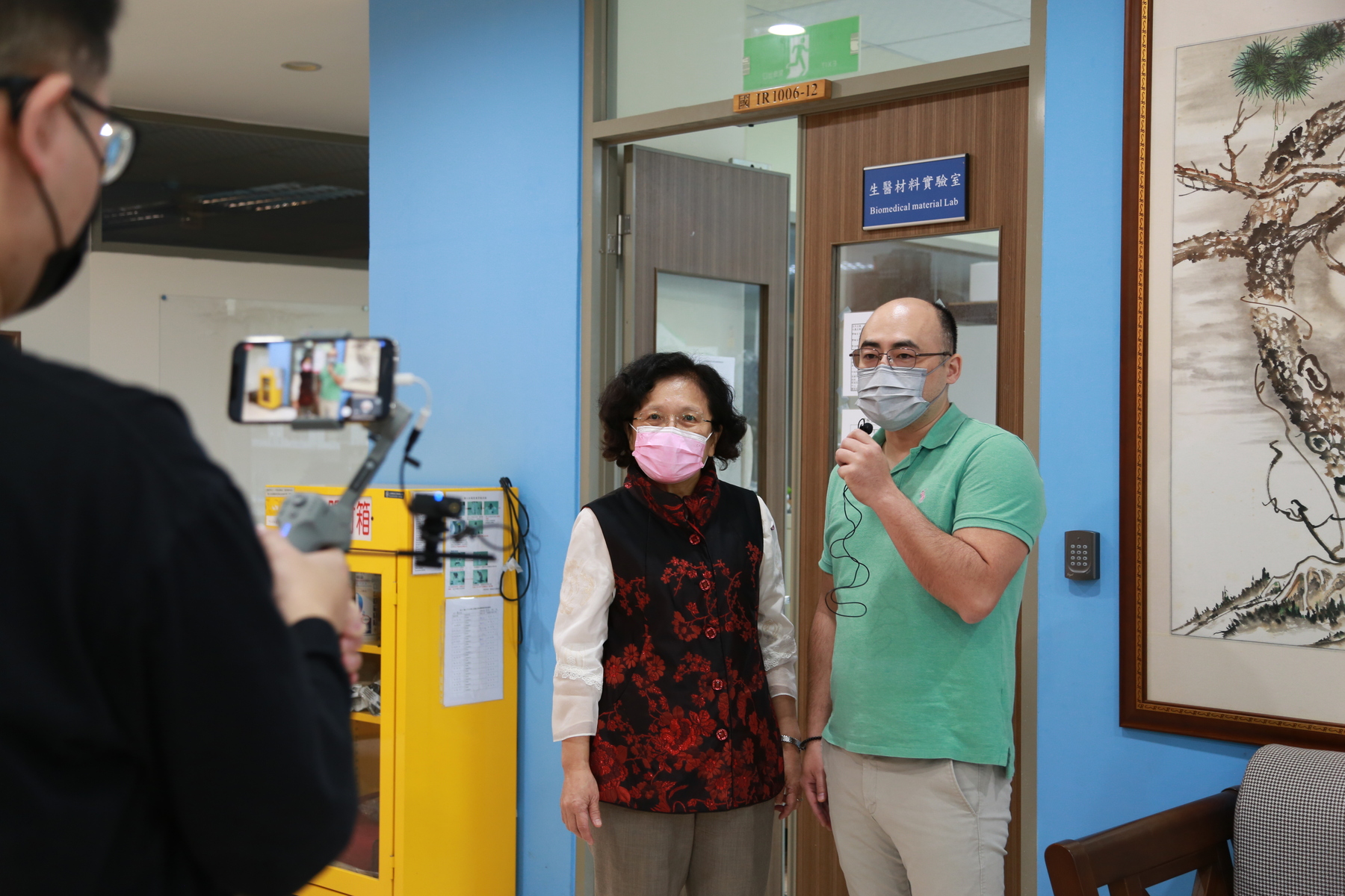 High school students visited the Laboratory of NanoBiomaterials Application led by Associate Professor Hung-Wei Yang (on the right) of the Institute of Medical Science and Technology. On the left is the Coordinator of the Gender in Science and Technology project of the Ministry of Science and Technology, NSYSU Senior Vice President and Distinguished Professor of the Department of Physics, Shiow-Fon Tsay