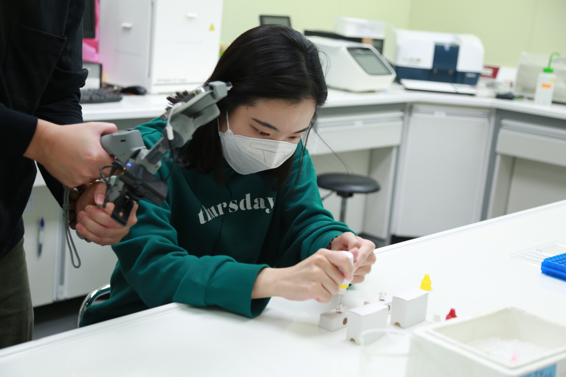 NSYSU took female high school students on an online visit around the laboratories on campus to bring the STEM disciplines closer to them and boost their motivation and confidence to learn STEM and to become future international technology talents.