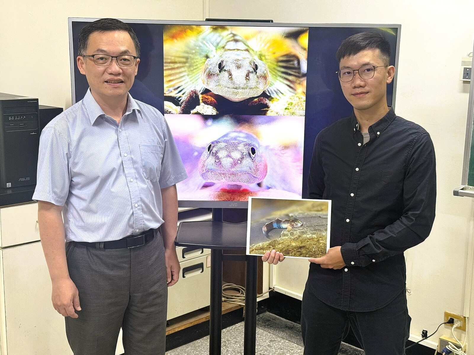 Distinguished Professor Te-Yu Liao (left) of National Sun Yat-sen University, currently serving on secondment as Director General of the Taiwan Ocean Research Institute (TORI) at the National Institutes of Applied Research (NIAR), and Ph.D. student Wei-Cheng Jhuang (right), have recently named a new fish species, Lentipes ptasan.Image