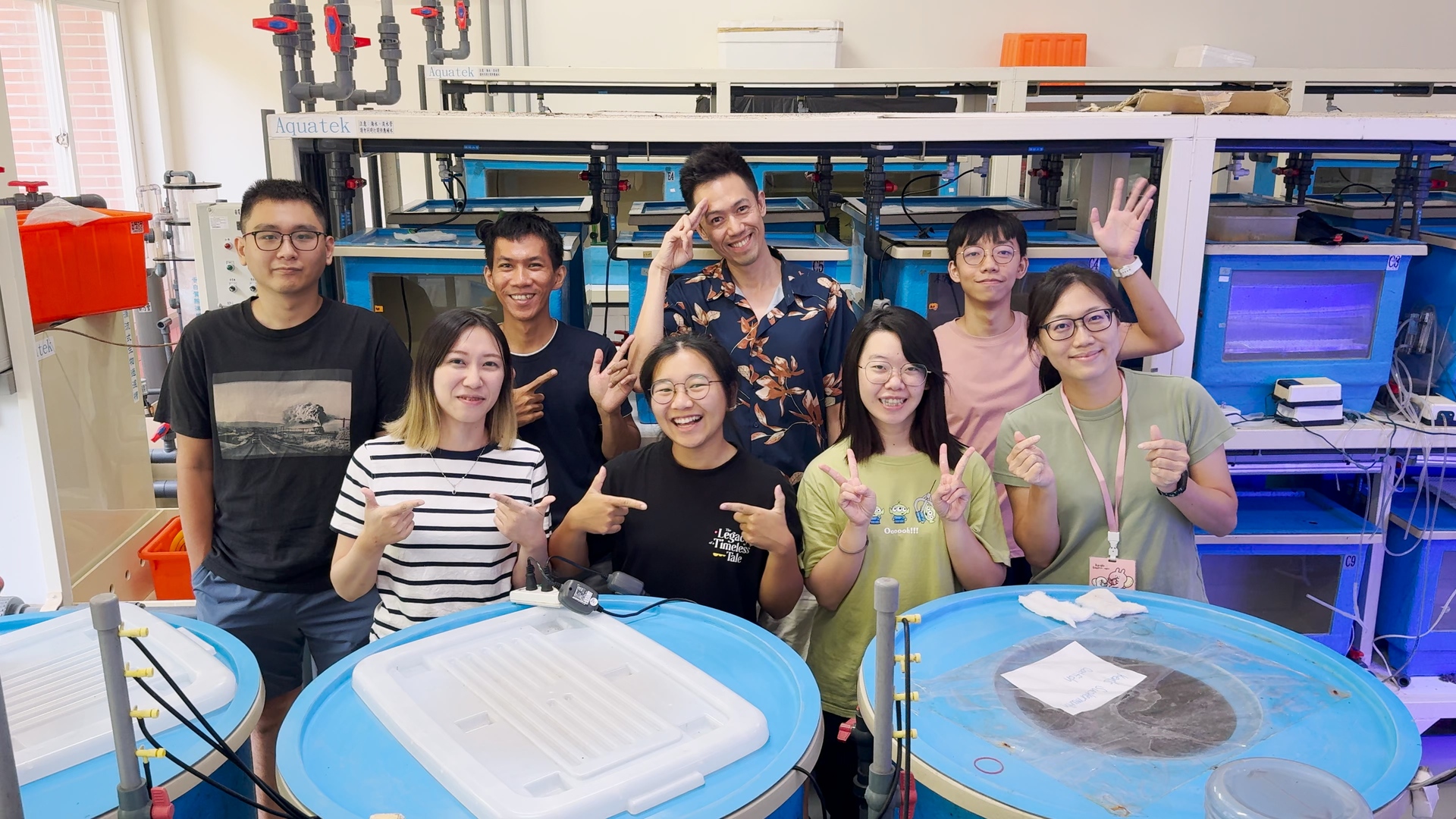 Associate Professor Liang-Chun Mark Wang (the middle of the back row) from the Department of Marine Biotechnology and Resources at National Sun Yat-sen University established the Marine and Pathogenic Microbiology Laboratory in Asia. His research team studied the tripartite interaction between the fish skin, mucus microbiome, and environment