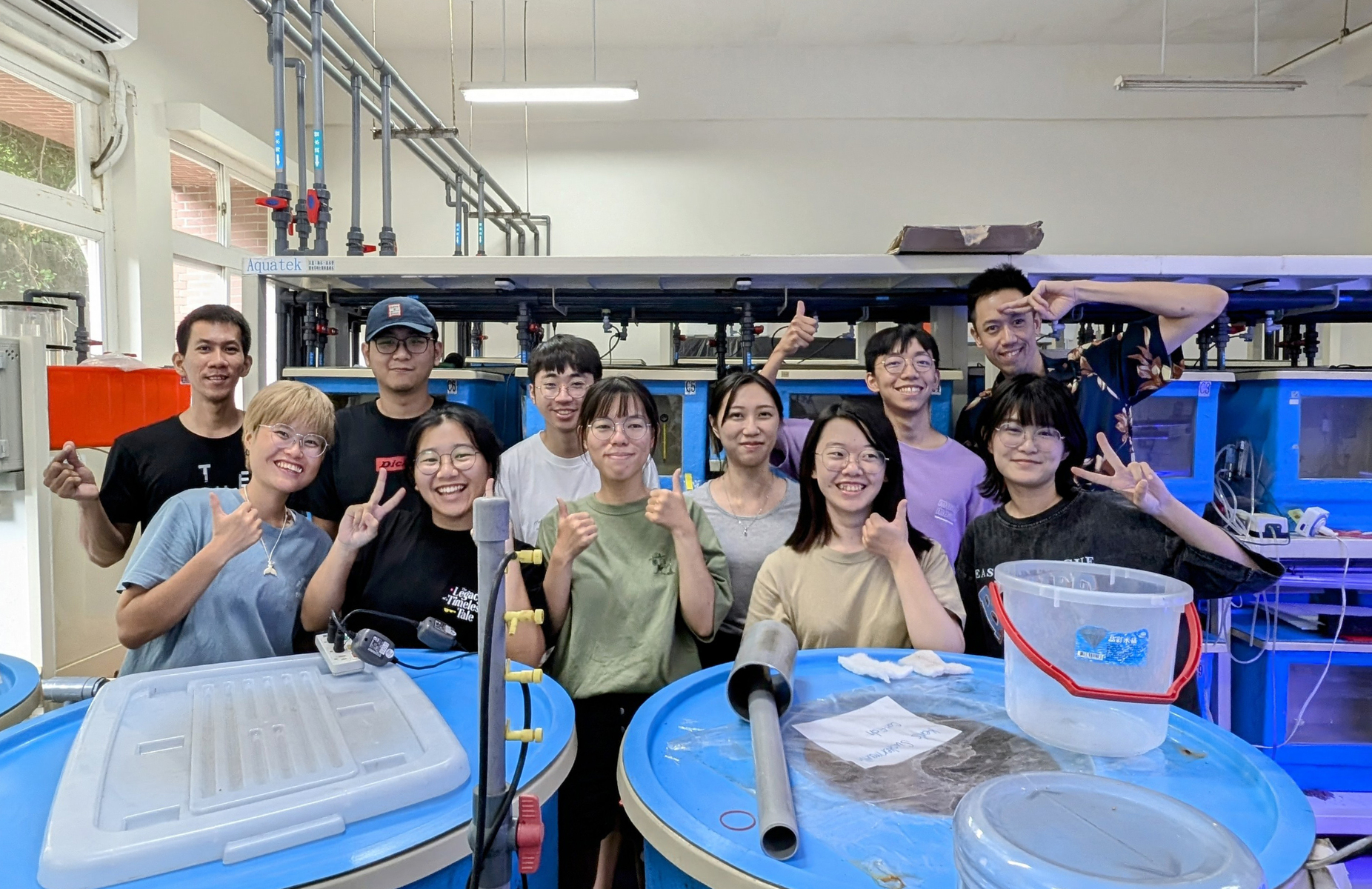 Associate Professor Liang-Chun Mark Wang (first from the right of the back row) from the Department of Marine Biotechnology and Resources at National Sun Yat-sen University established the Marine and Pathogenic Microbiology Laboratory in Asia. His research team studied the tripartite interaction between the fish skin, mucus microbiome, and environment