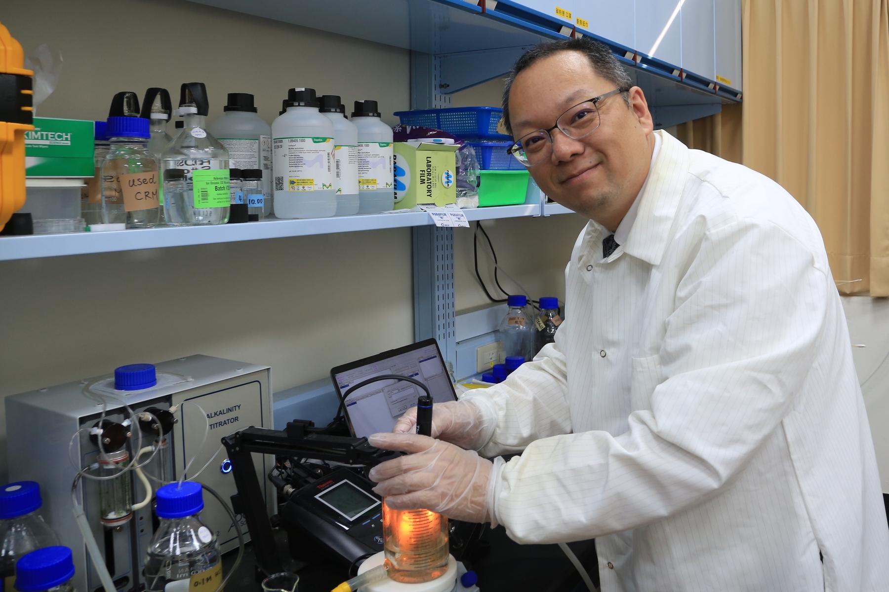 Assistant Professor Hon-Kit Lui from the Department of Oceanography at National Sun Yat-sen University (NSYSU) analyzed 26 years of observational data from the South China Sea and discovered, for the first time, a consistent increase in seawater alkalinity, confirming the theory of ocean alkalinization. His research indicates that this process can enhance the ocean's carbon dioxide (CO₂) absorption capacity by 28% and reduce the rate of acidification by 14%. This groundbreaking evidence proves that ocean alkalinization contributes to long-term carbon removal, demonstrating the feasibility of artificial ocean alkalinity enhancement (OAE) as a promising climate change mitigation strategy.Image