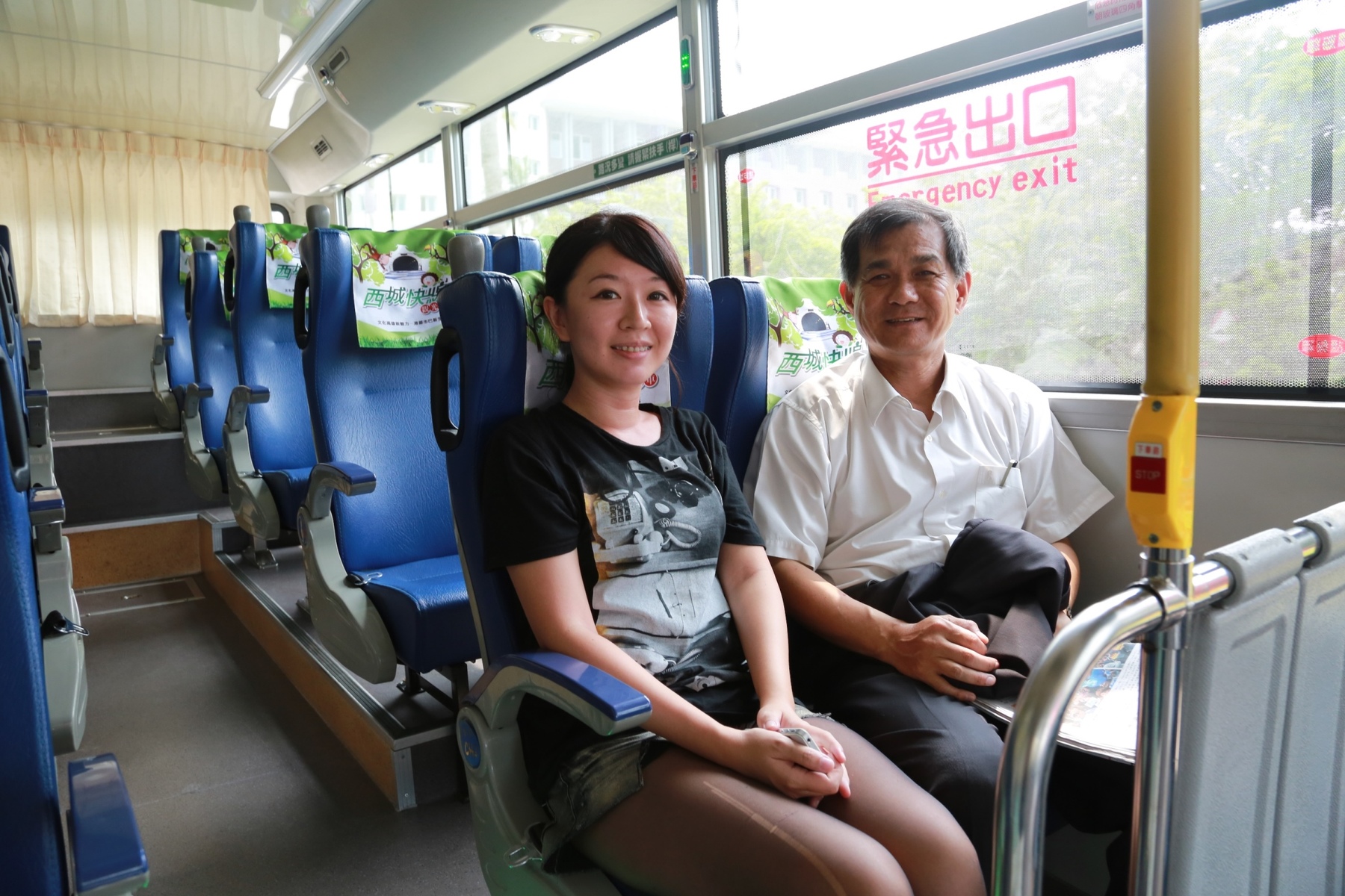 校長與搭乘通班車的女同學圖片
