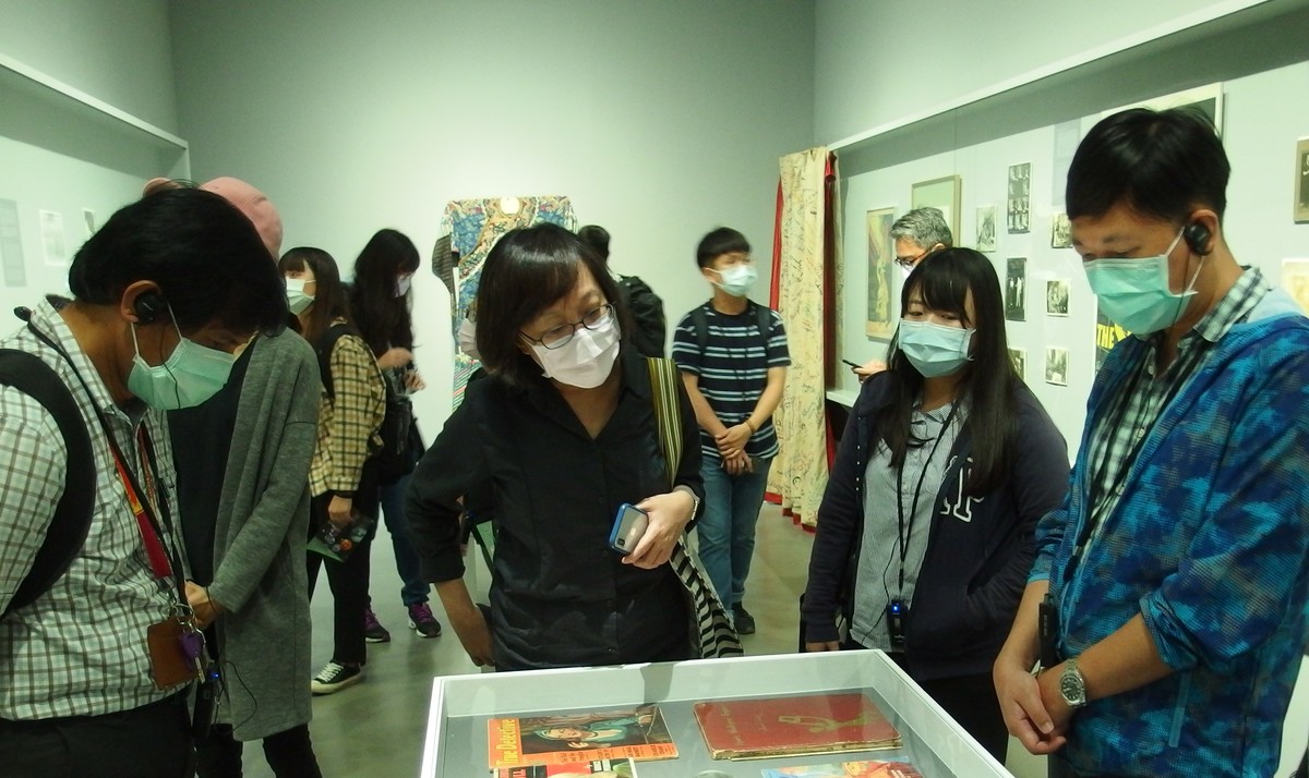Participants visiting the special exhibition by Tony Oursler in KMFA.