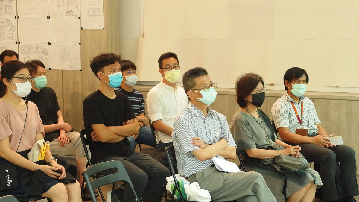 The audience listening to the keynote lecture (in the center is Associate Dean Kuo, to the right are Chairman of Hopax Culture and Arts Foundation Su-Mei Huang and Assistant Professor of NSYSU Department of Sociology Rungudru Pacekele).