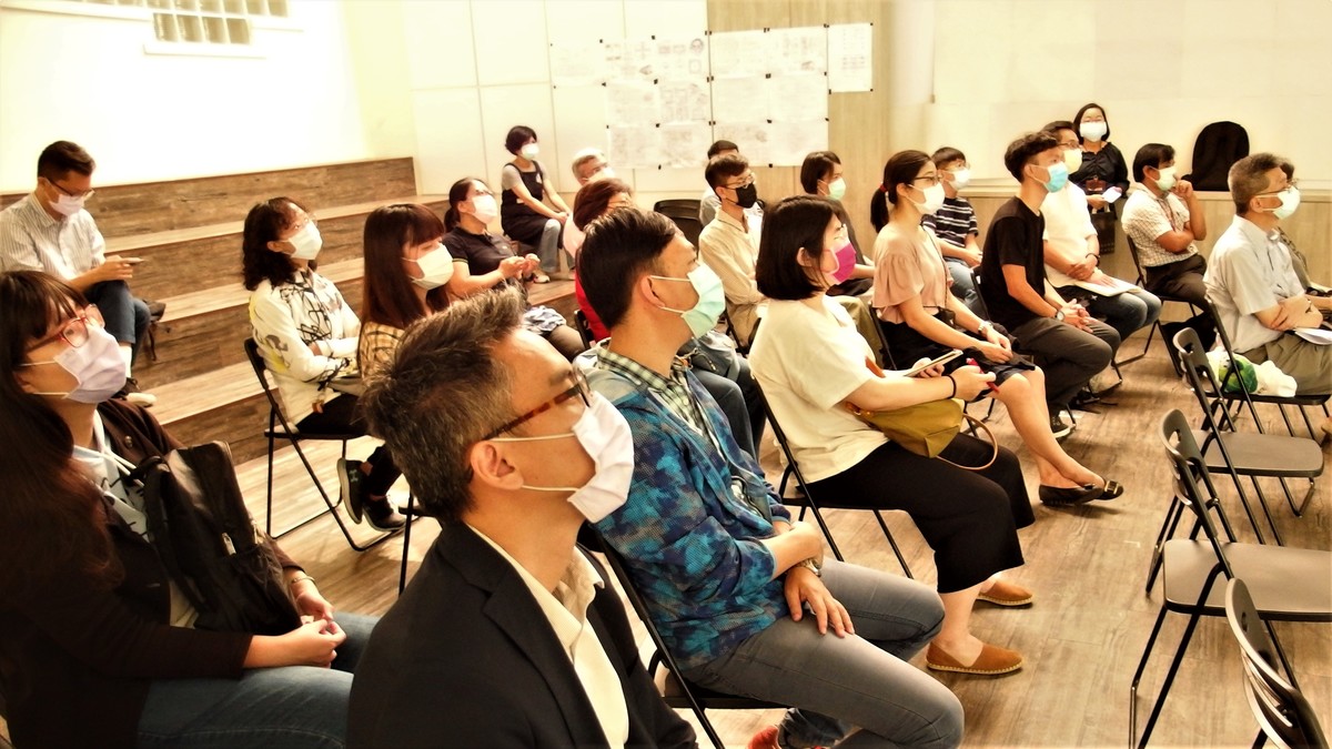 The audience listening to the keynote lecture.