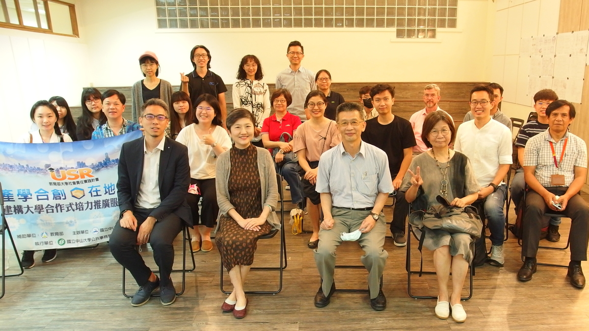NSYSU and Kaohsiung Museum of Fine Arts organized an event focusing on CSR, arts and culture promotion. From the left in the front row are: Manager of Lasertek Taiwan Chin-Hao Chang, Director of Kaohsiung Museum of Fine Arts Dr. Yulin Lee, Associate Dean of the College of Management Jui-Kun Kuo, and Chairman of Hopax Culture and Arts Foundation Su-Mei Huang.