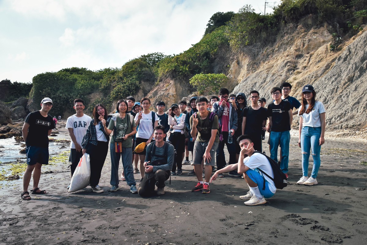 The students and teachers did a cleanup on the western hillside of Chaishan Mountain.