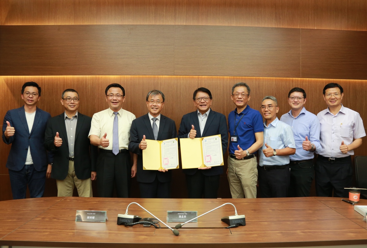 NSYSU signed an agreement on collaboration in healthcare with Pingtung County Government.