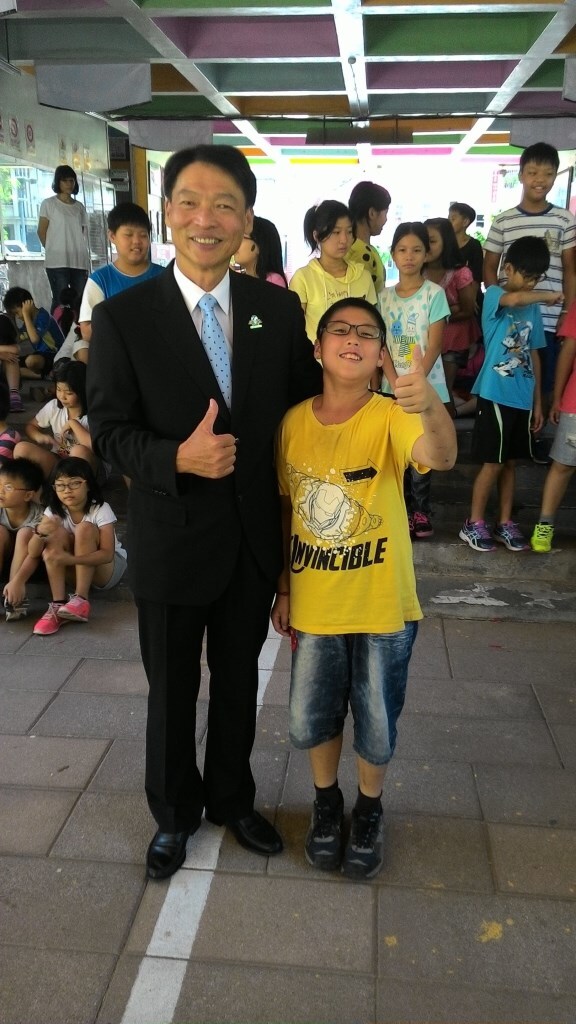 受贈孩童大方與理事長合影圖片