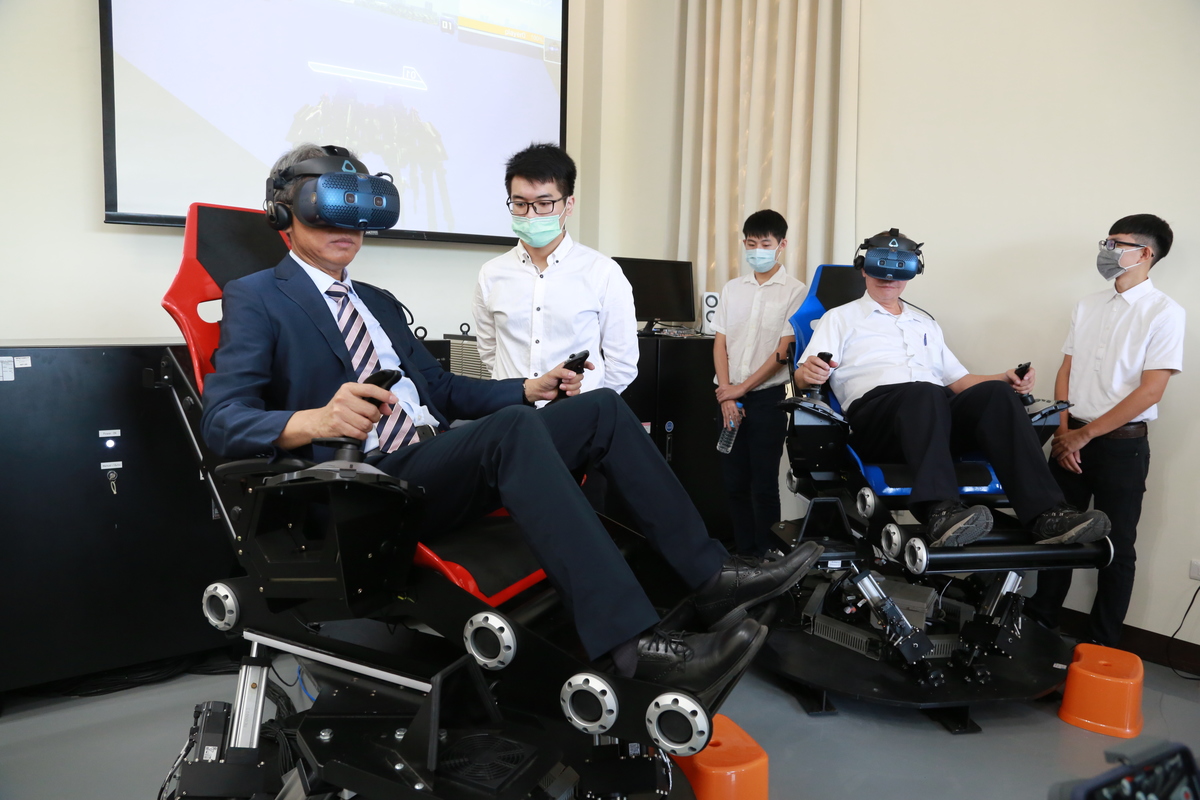 CEO of Brogent Group Chih-Hung Ouyang and Associate Professor of the Department of Electrical Engineering Jih-Ching Chiu test the somatosensory e-sports platform.Image