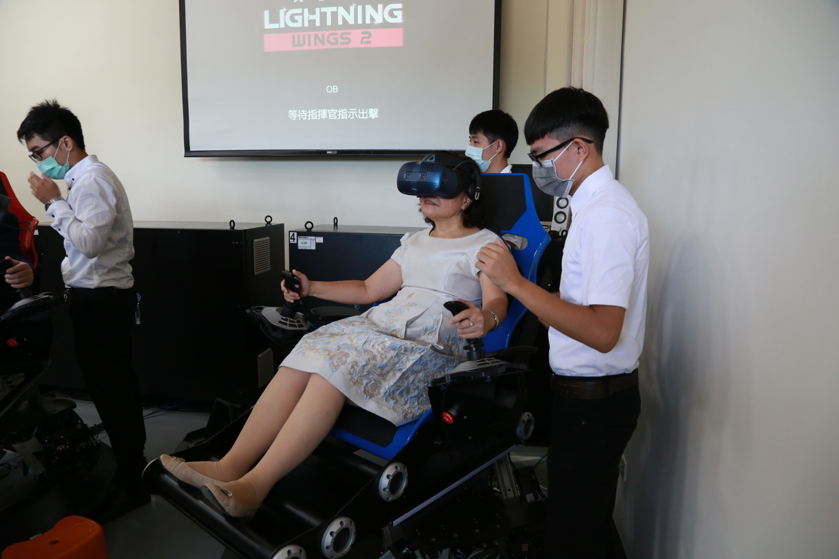 NSYSU Senior Vice President Shiow-Fon Tsay tests the somatosensory e-sports platform.Image