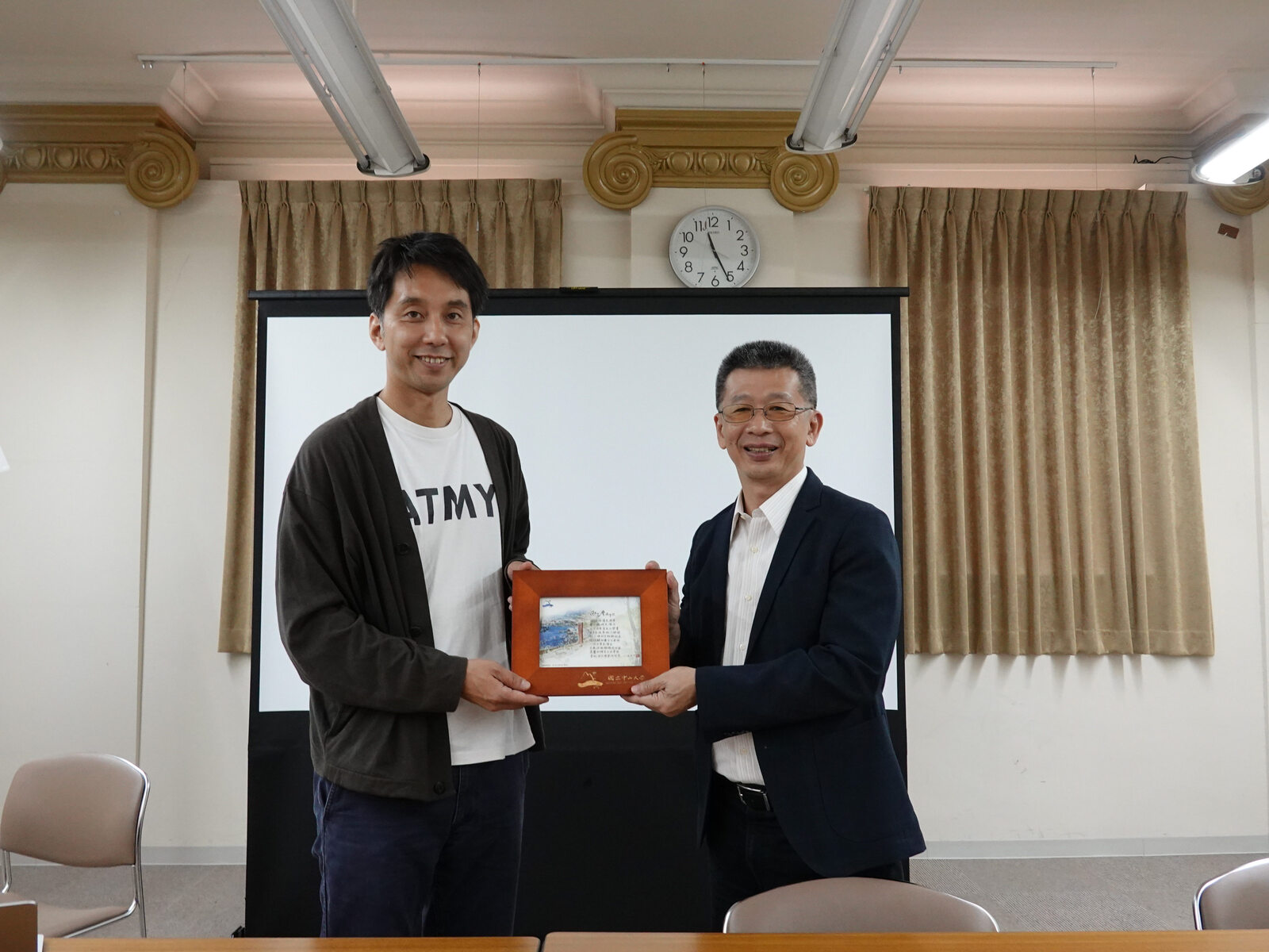 Jui-Kun Kuo, a professor of the Institute of Public Affairs Management at NSYSU, presented souvenirs to Mr. Ichiki