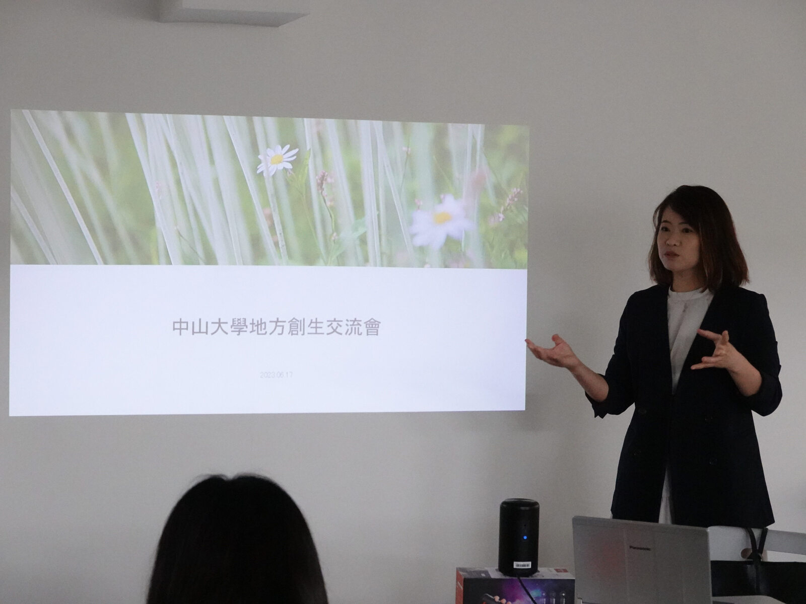 Chiu-Hua Tsou, working in Fram Kitagawa’s office, presented the process of art administration and planning exhibitions