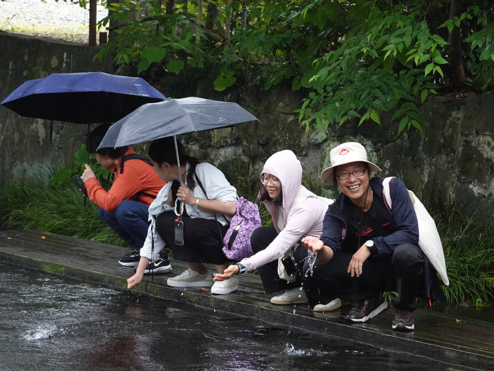 NSYSU students experienced the benefits of environmental renovation of the Genbe River