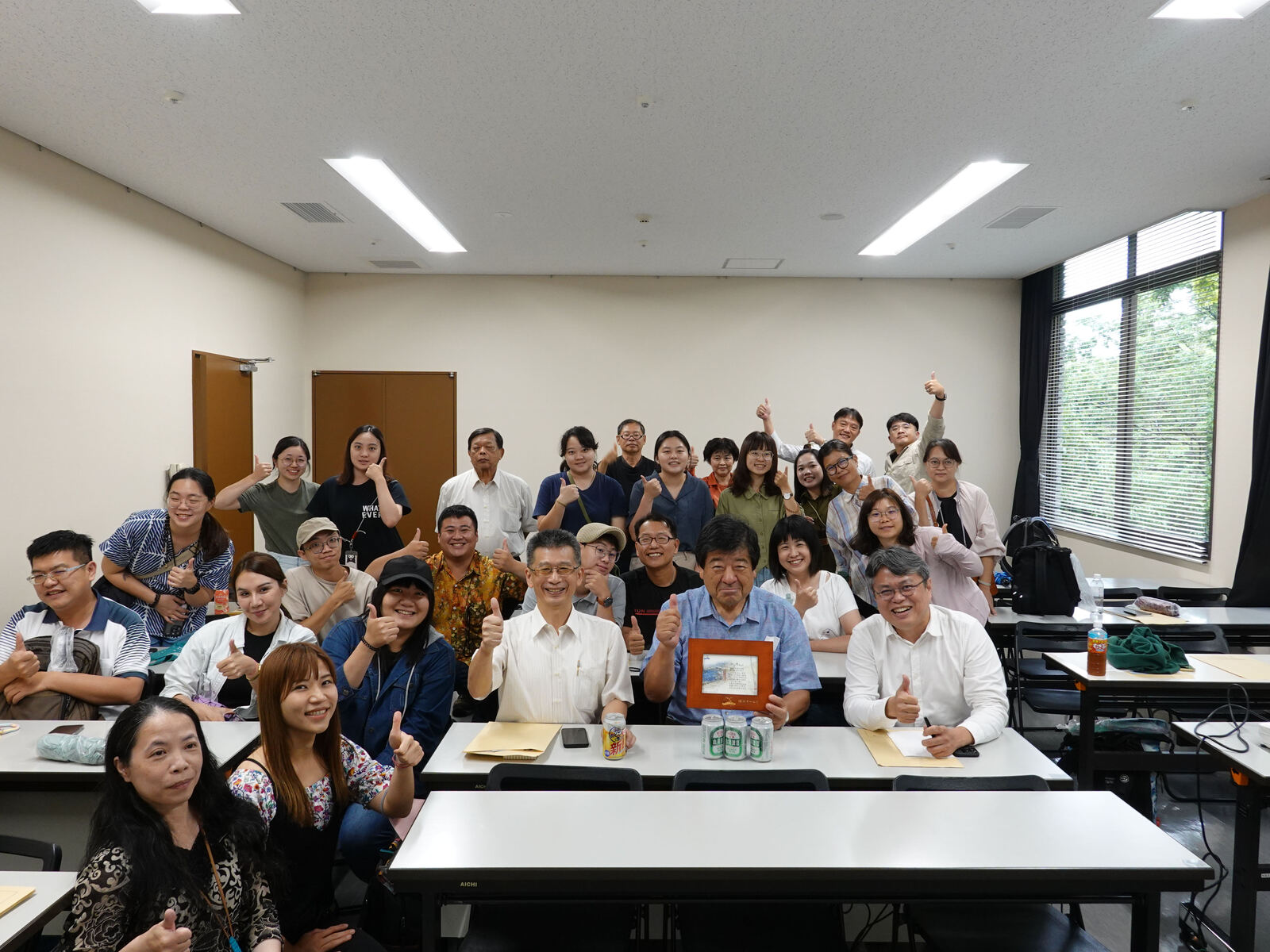 The group photo of presenting Mr. Watanabe’s favorite Taiwan beer as a gift