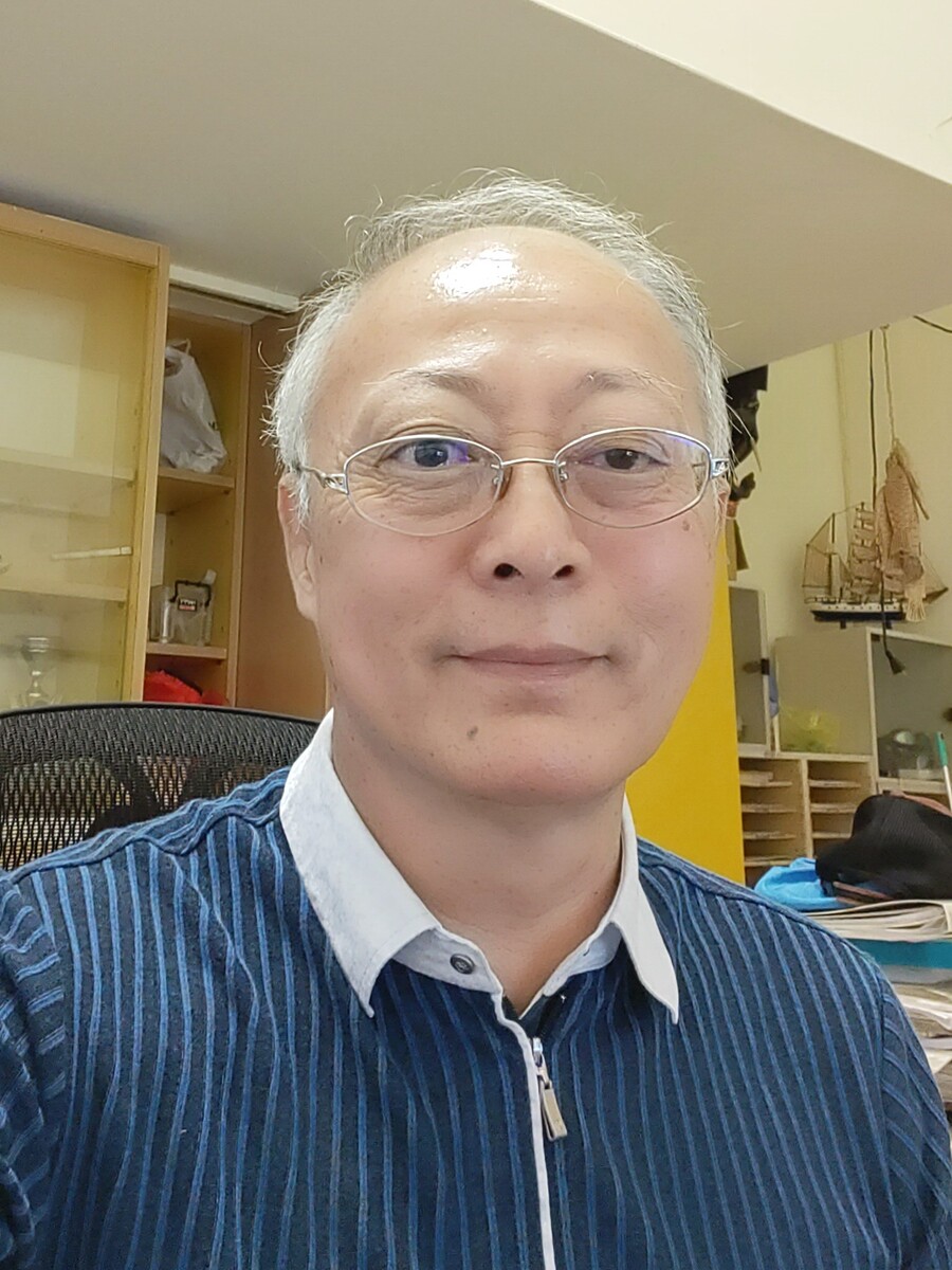 The outstanding alumni of the Academic Excellence category: Fun-Kwo Shiah, the research fellow of the Research Center for Environmental Changes at Academia Sinica, an alumnus of the Institute of Marine Biology in 1986
