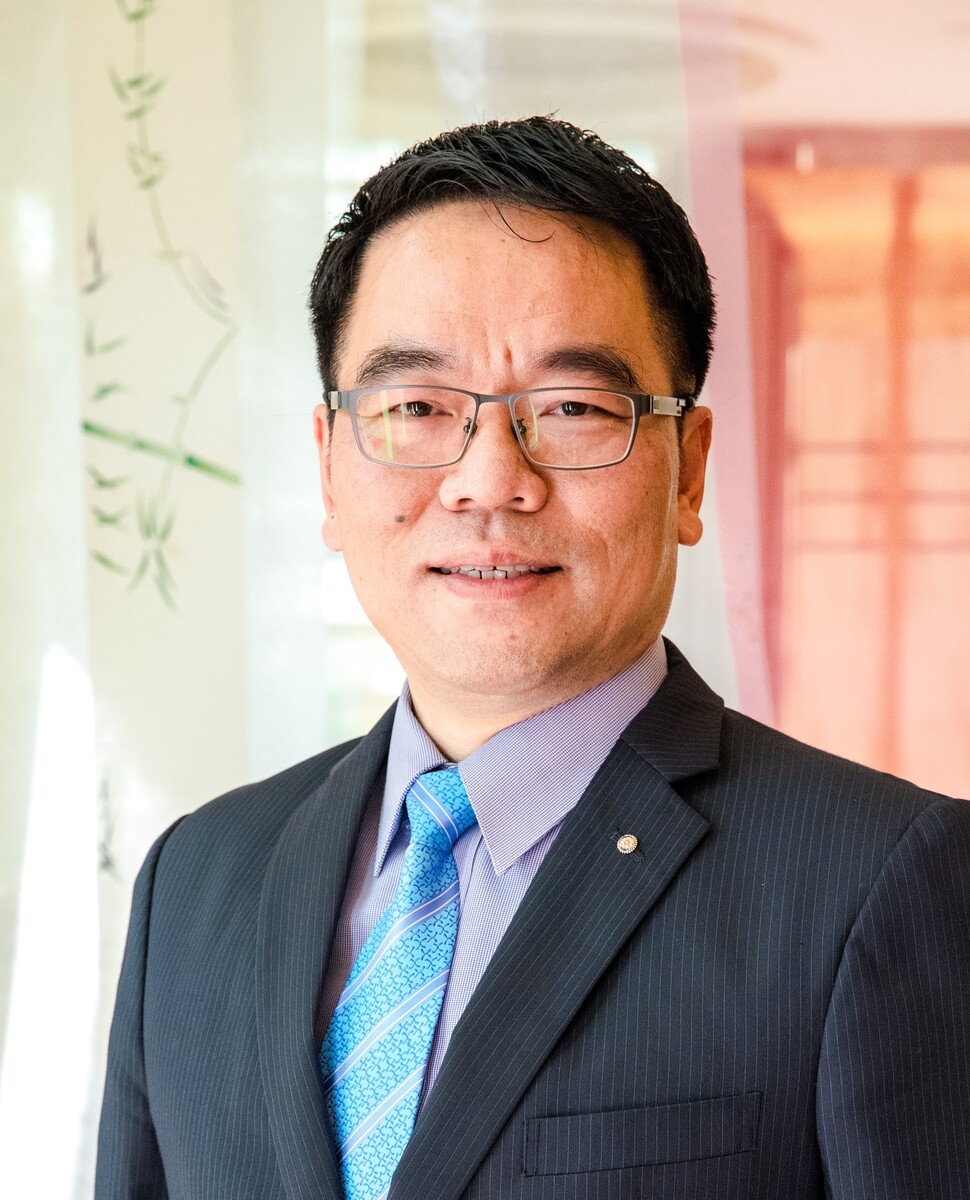 The outstanding alumni of the social service category: Jackie Shih, the General Manager of CWisdom Learning Technology, an alumnus of the Information Management in Electronic Commerce and Business Analytics part-time master programs in 2005
