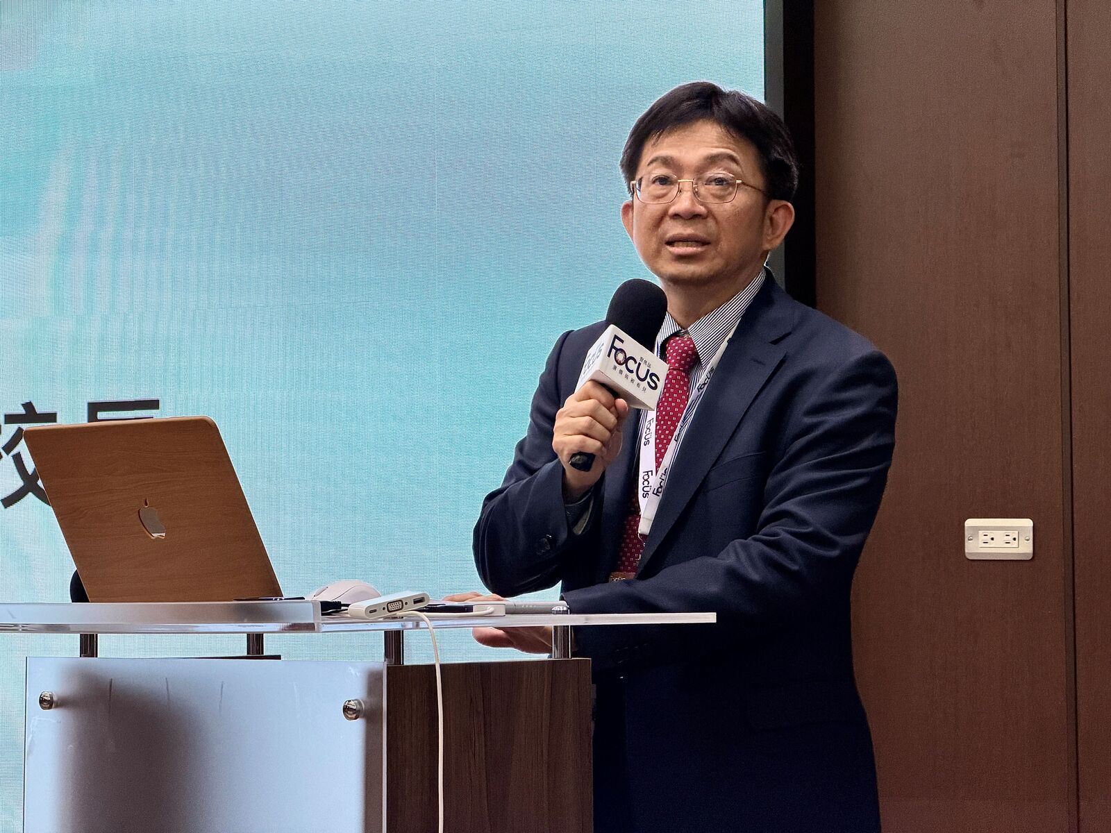 NSYSU President Chih-Peng Li stated that as global demands for carbon neutrality continue to rise, universities are not only centers of knowledge but also practical platforms for technology transfer and policy dialogue. He emphasized the critical role of academic research and development in the energy transition and expressed hope that such efforts will help Taiwanese industries build resilient and sustainable development models.Image