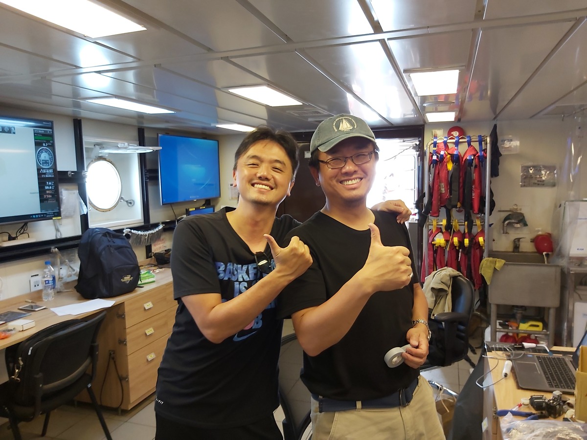 Associate Professor Linus Yung-Sheng Chiu of the Institute of Undersea Technology at NSYSU (on the left) with WHOI scientist Ying-Tsong Lin (on the right) celebrate the successful completion of the experiment. / photo provided by Associate Professor Linus Yung-Sheng Chiu