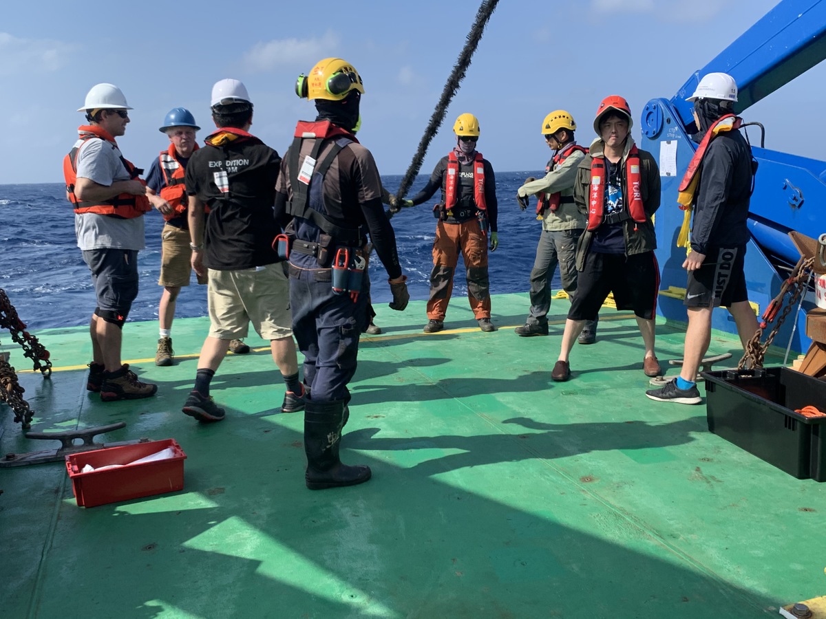 NSYSU and WHOI researchers deploy an acoustic mooring to conduct the experiment. / photo provided by Associate Professor Linus Yung-Sheng Chiu