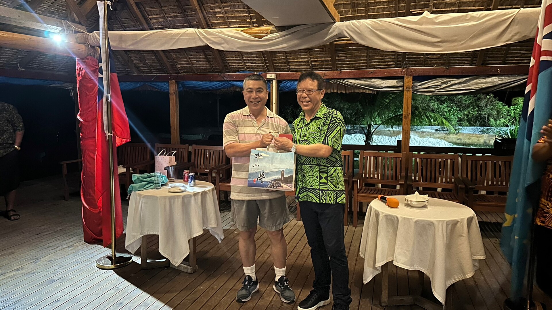 NSYSU Senior Vice President Chih-Wen Kuo presented souvenirs to the Ambassador to Tuvalu, Tung-Heng Lin
