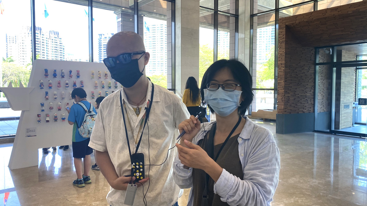 The workshop was led by Chia-Feng Hsu (on the left), a veteran artist, who became visually impaired in mid-life.