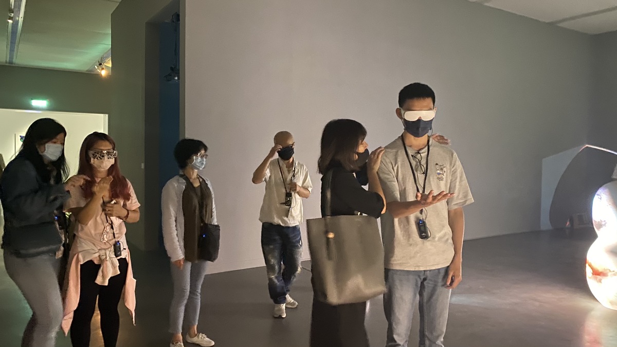 The participants experienced how to “see” the exhibition as a person with vision disability.
