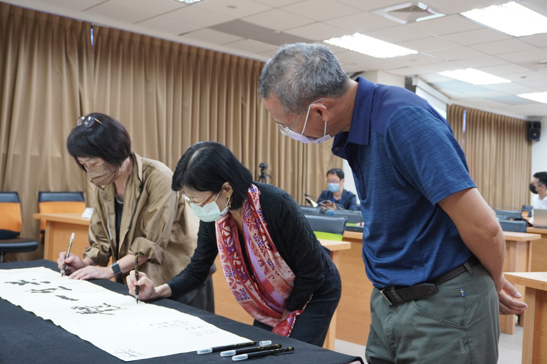 Participants left signatures for the ceremony. Left to right: Joyce Chi-hui Liu, Hsiao-yen Peng, Hsi-San Lai