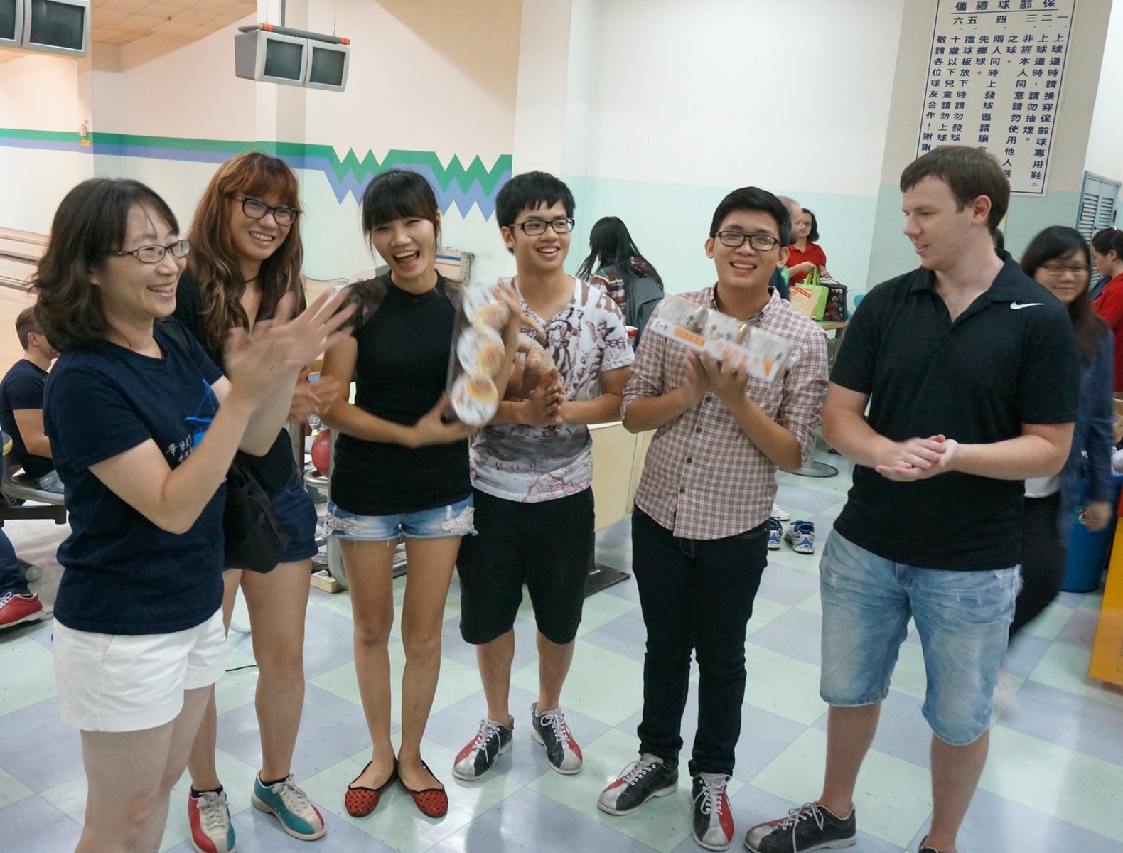 師生同樂 2014華語中心師生保齡球比賽圖片