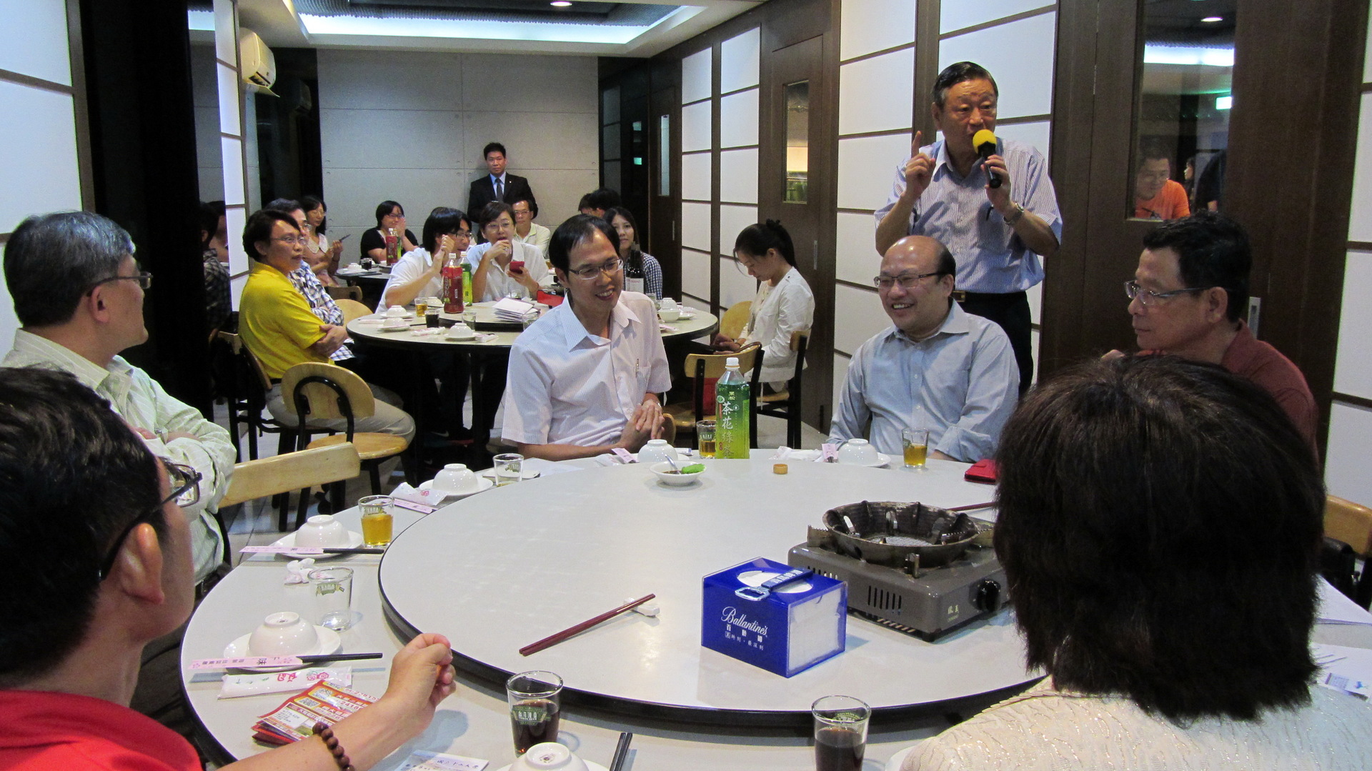 第一任理事長蔣震夷校友說明校友會成立緣由與運作情形圖片