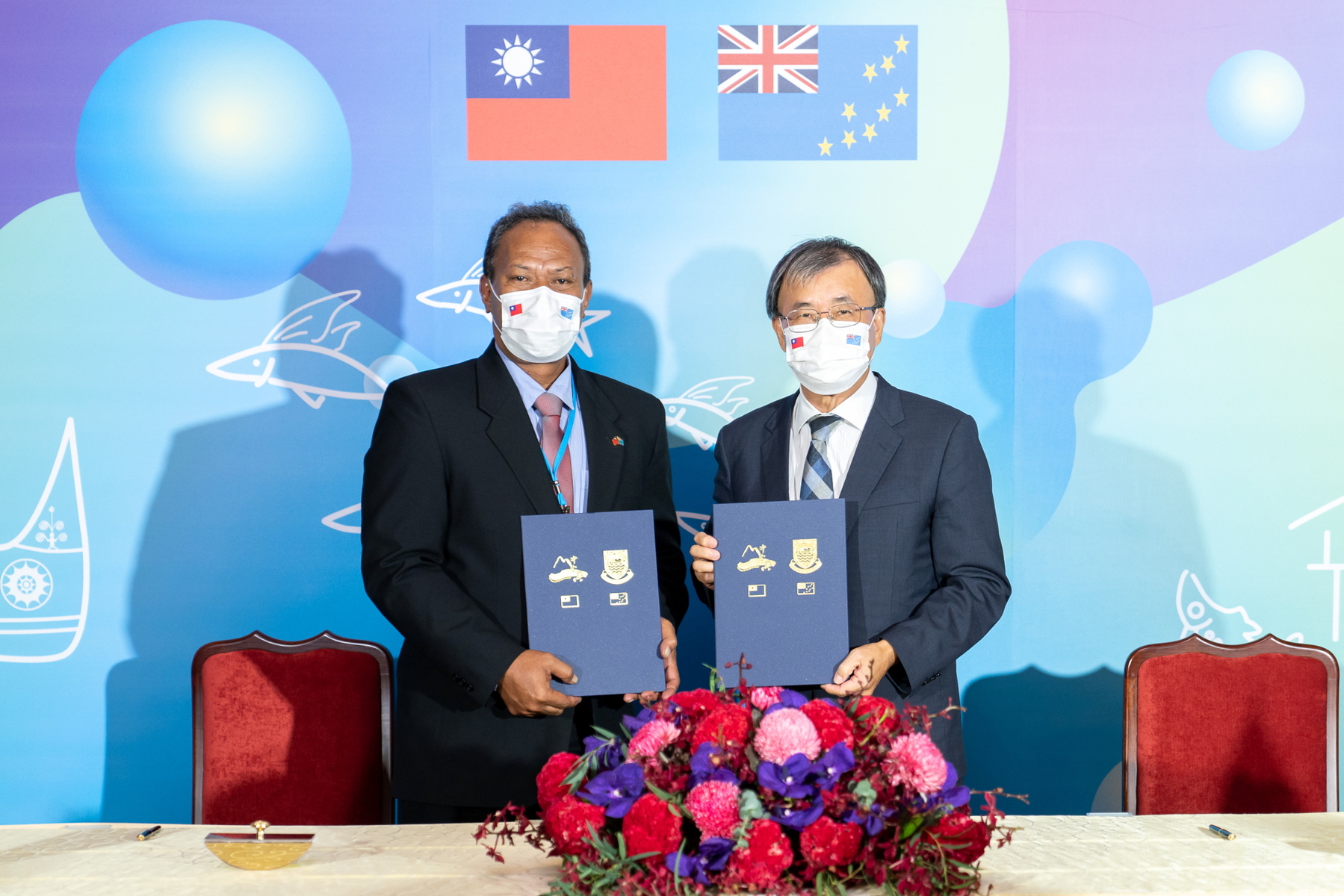Ying-Yao Cheng, President of National Sun Yat-sen University, signed a Memorandum of Understanding with Ampelosa Manoa Tehulu, the Minister of Public Works, Infrastructure and Environment of Tuvalu. (Credit: Ministry of Foreign Affairs)