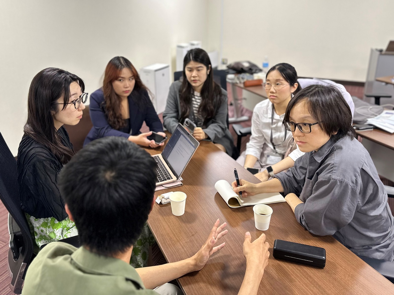 Group discussions at the exchange forum.