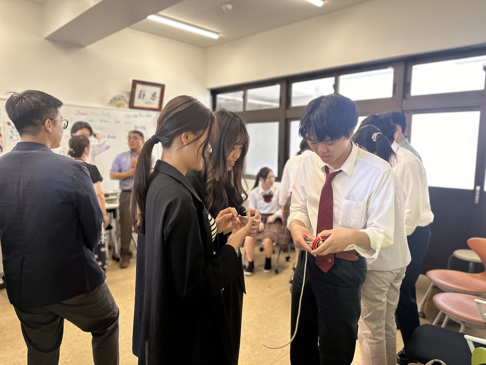 Japanese students introduced Japanese children's toys to Taiwanese teachers.
