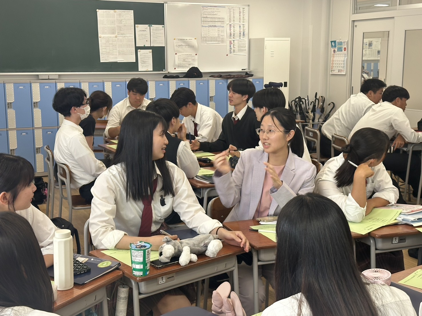Pre-service teachers from NSYSU interact with students from Hanazono Junior High School.
