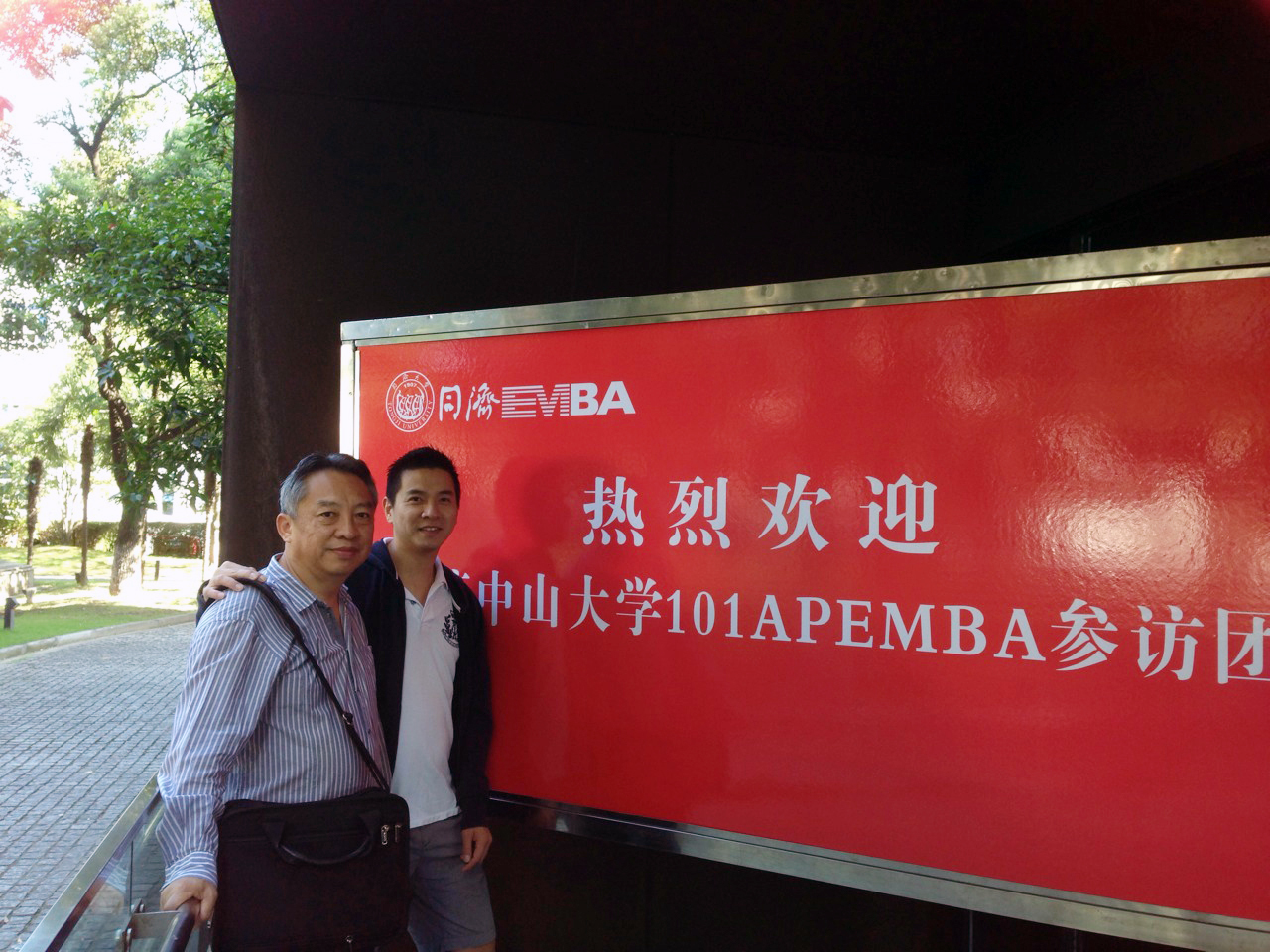 學生代表黃國龍及陳嘉權圖片