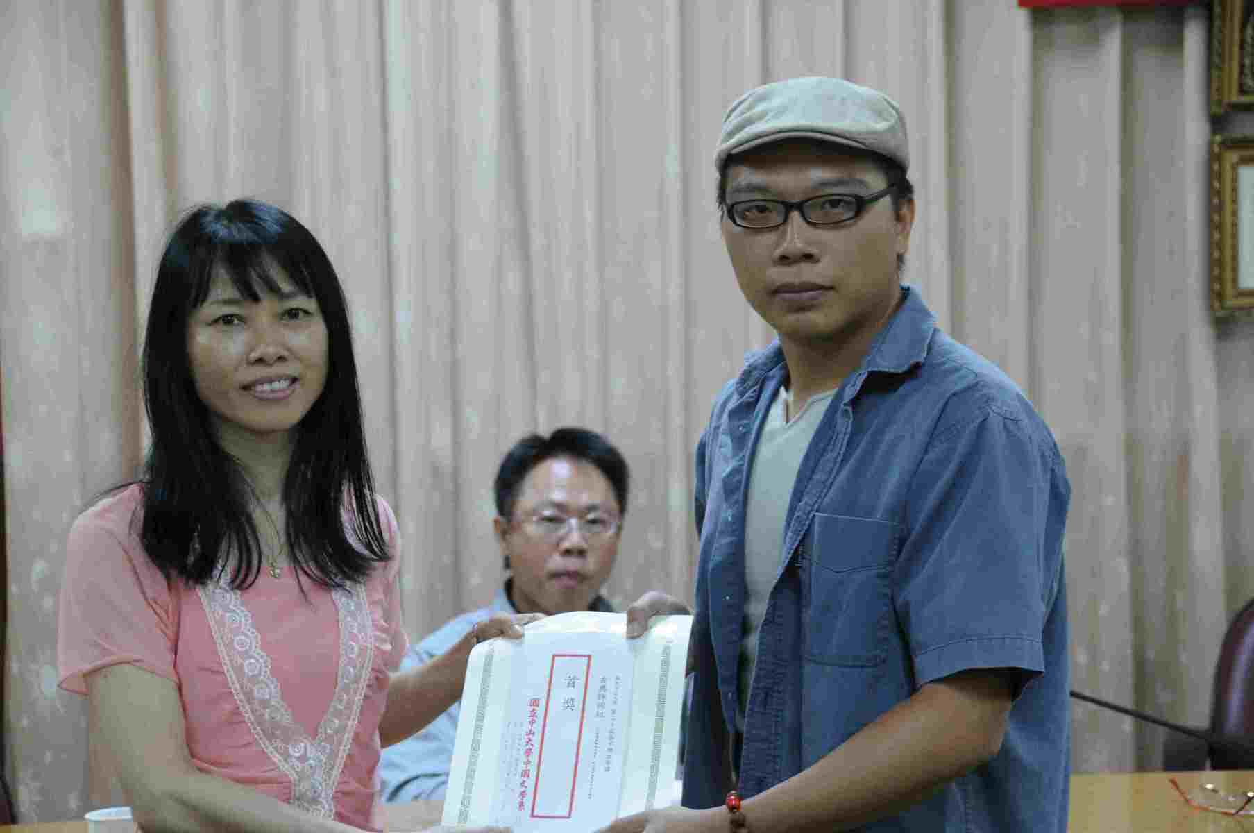 20100526 第20屆西灣文學獎詩詞組楊大衛及江曉輝並列第一名圖片